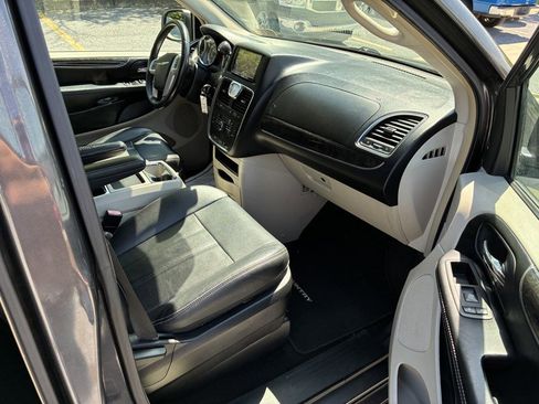 Used 2016 Chrysler Town & Country Touring FWD image 18