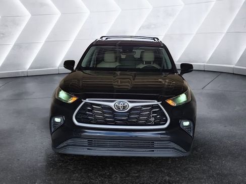 Used 2023 Toyota Highlander XLE image 2