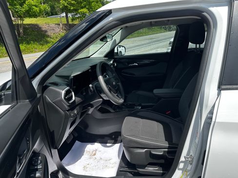 Used 2025 Chevrolet TrailBlazer LT AWD/4WD image 29