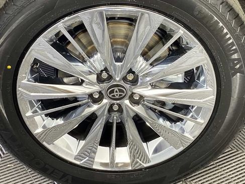 Used 2024 Toyota Grand Highlander AWD image 32