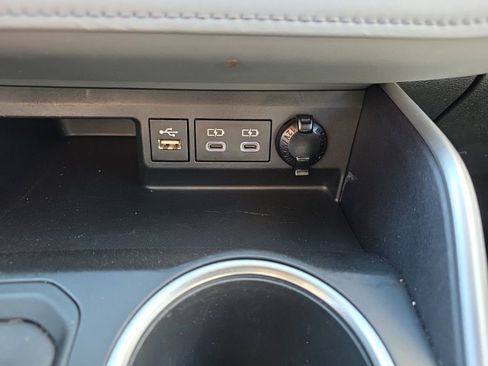 Used 2023 Toyota Highlander LE image 32