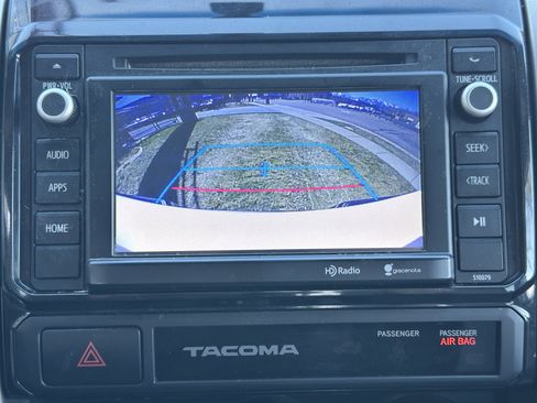 Used 2015 Toyota Tacoma w/ SR5 Package image 32