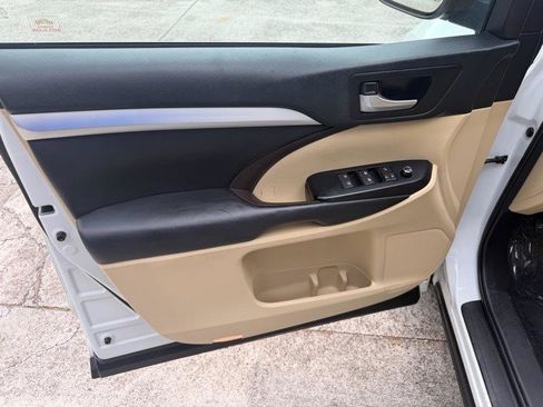 Used 2017 Toyota Highlander XLE FWD image 19