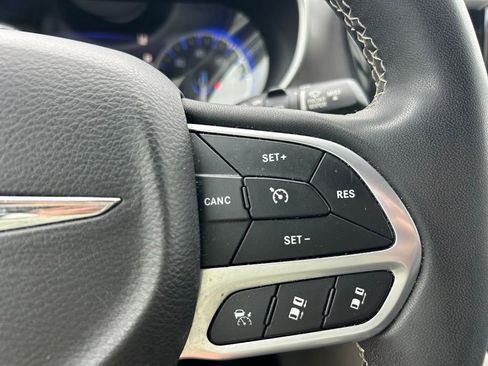 Used 2022 Chrysler Pacifica Touring-L FWD image 18