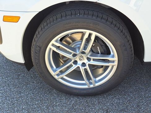 Used 2025 Porsche Macan image 11