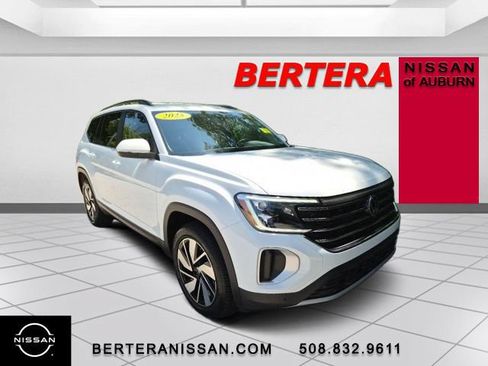 Used 2025 Volkswagen Atlas SE AWD/4WD image 4