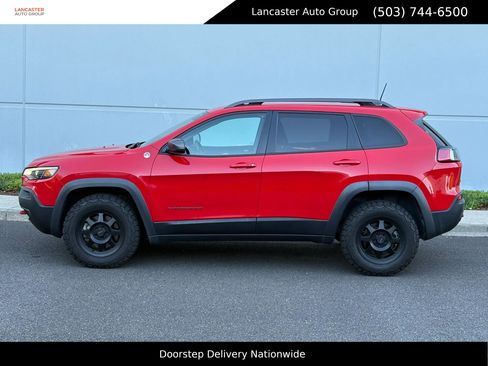 Used 2019 Jeep Cherokee Trailhawk AWD/4WD image 3