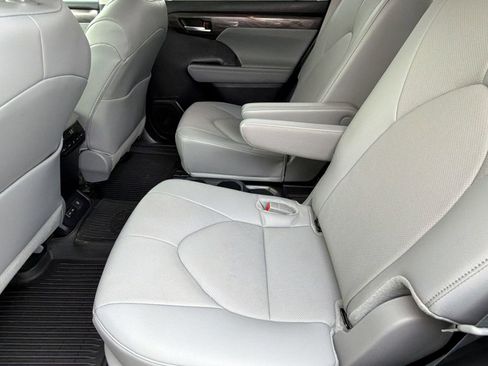 Certified 2024 Toyota Highlander Limited FWD image 24