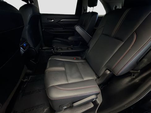 Used 2019 Toyota Highlander SE FWD image 18