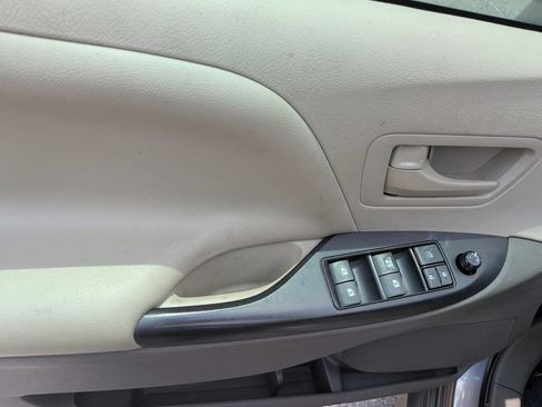 Used 2018 Toyota Sienna L FWD image 9