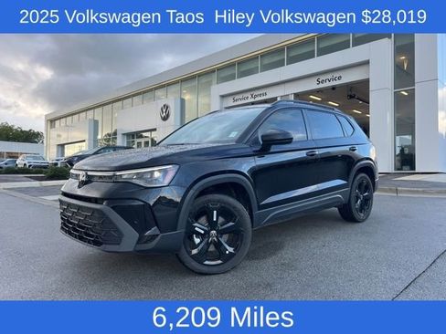 Certified 2025 Volkswagen Taos SE image 1