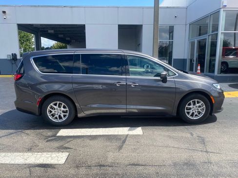 Used 2023 Chrysler Pacifica Touring-L FWD image 11
