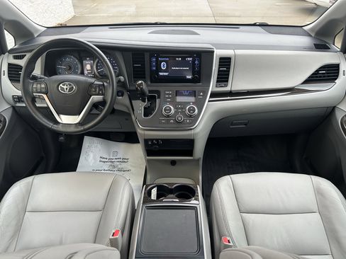 Used 2017 Toyota Sienna XLE image 18