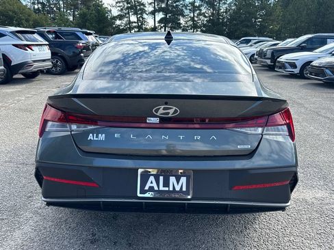 New 2025 Hyundai Elantra SEL image 4