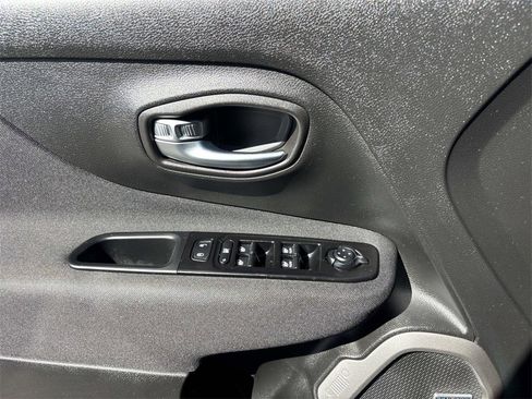 Used 2021 Jeep Renegade Latitude w/ Sun & Sound Group image 17