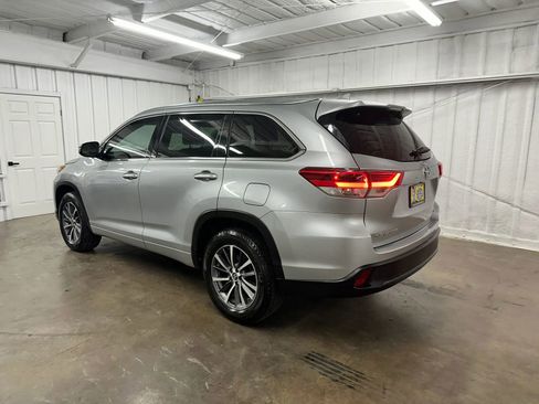 Used 2017 Toyota Highlander XLE FWD image 6