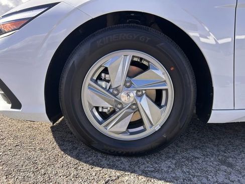Used 2025 Hyundai Elantra SE image 9