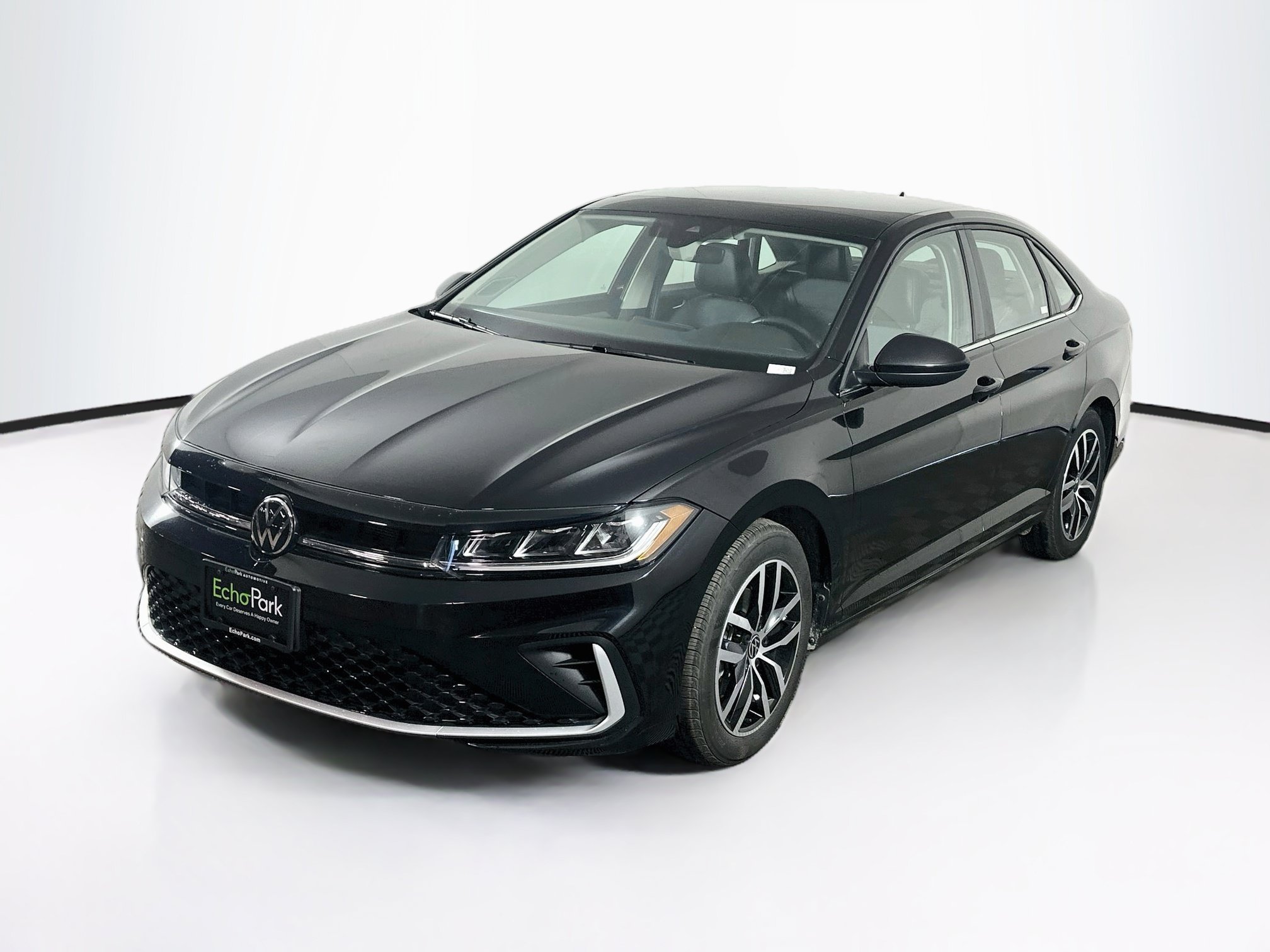 Used 2025 Volkswagen Jetta SE FWD image 3