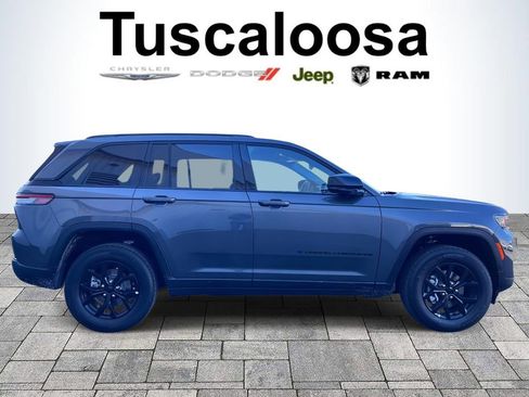 New 2025 Jeep Grand Cherokee Altitude image 8