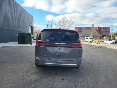 Used 2023 Chrysler Pacifica Touring-L image 4