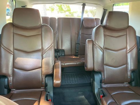Used 2020 Cadillac Escalade Luxury RWD image 15