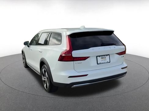 Used 2025 Volvo V60 B5 Cross Country Plus image 11