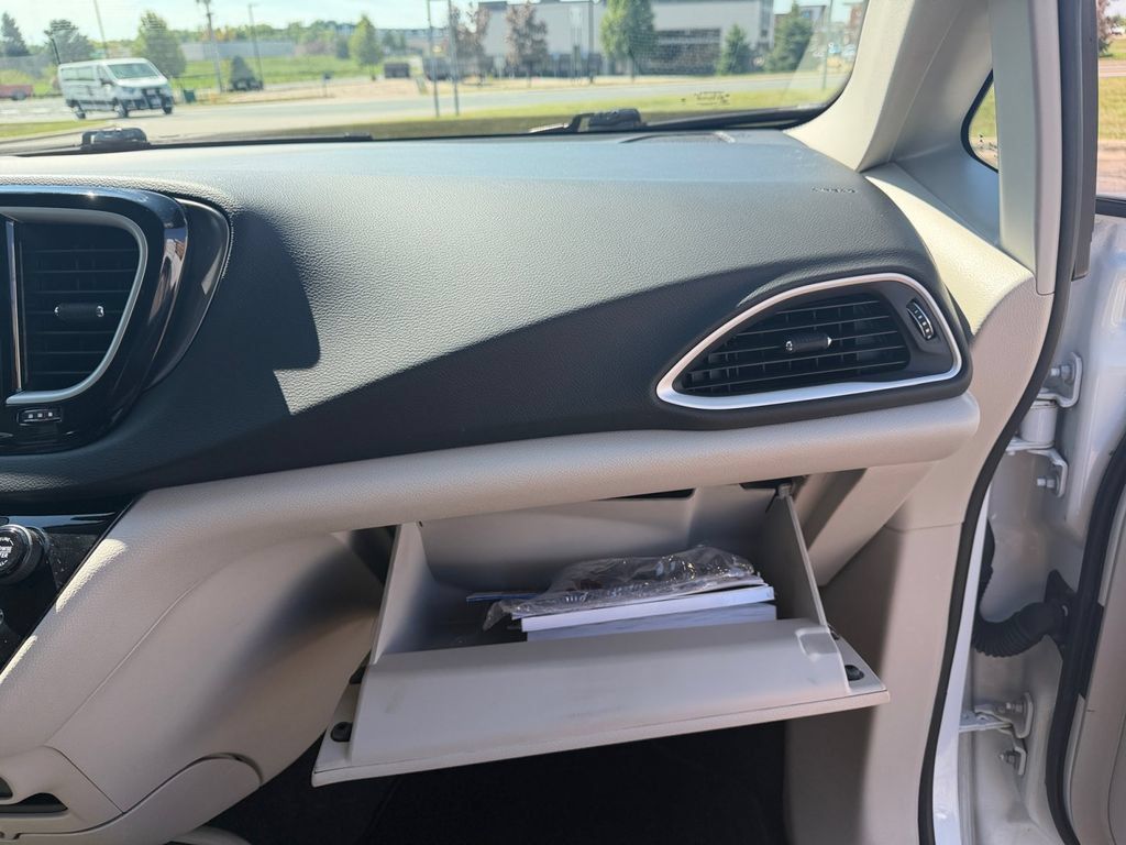 Used 2023 Chrysler Pacifica Touring-L FWD image 20