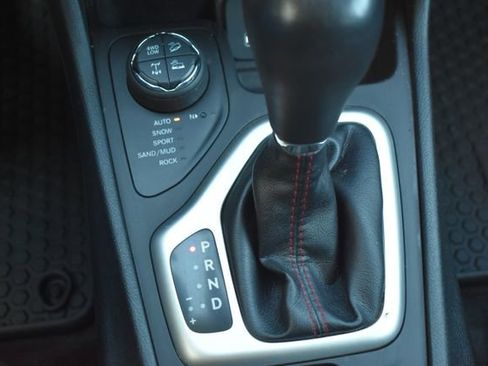 Used 2018 Jeep Cherokee Trailhawk w/ Cold Weather Group AWD/4WD image 30