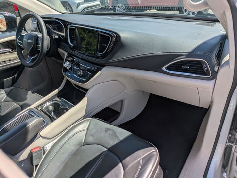 Used 2024 Chrysler Pacifica Limited FWD image 36