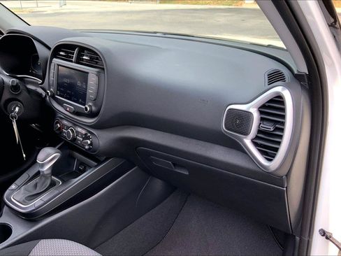 Used 2025 Kia Soul LX FWD image 14