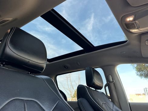 Used 2023 Chrysler Pacifica Limited image 19