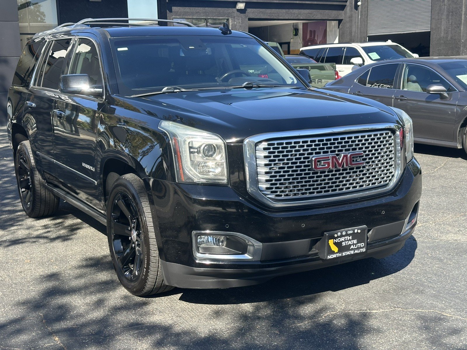 Used 2015 GMC Yukon Denali w/ Premium Package AWD/4WD image 6