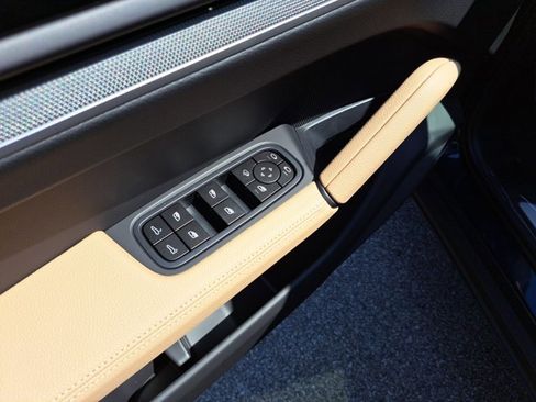 Used 2025 Porsche Cayenne image 27