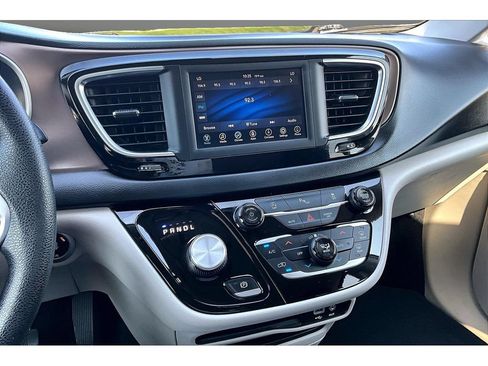Certified 2019 Chrysler Pacifica Touring Plus FWD image 9