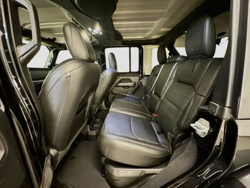 Used 2023 Jeep Wrangler Sahara image 28