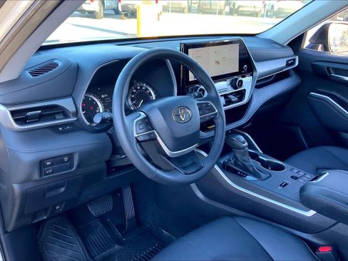 Certified 2025 Toyota Highlander XLE image 16