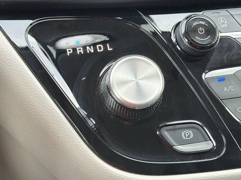 Used 2023 Chrysler Pacifica Touring-L FWD image 8