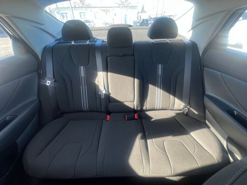 Used 2025 Hyundai Elantra SEL image 38