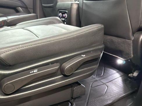 Used 2023 Chevrolet Suburban Z71 w/ Luxury Package image 27