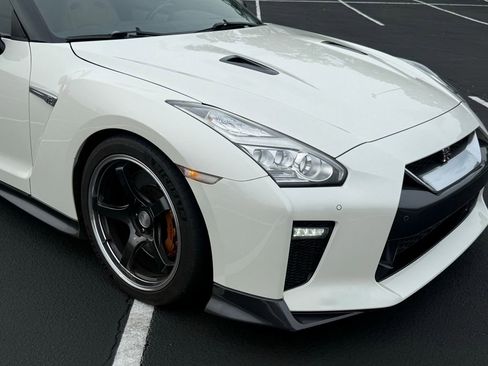 Used 2017 Nissan GT-R Premium w/ Premium Interior Package AWD/4WD image 10
