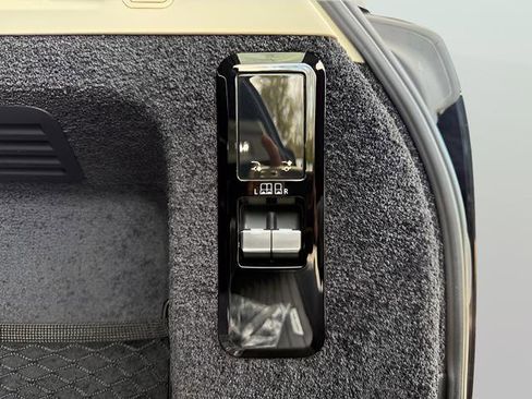 Certified 2025 Land Rover Range Rover SE image 35