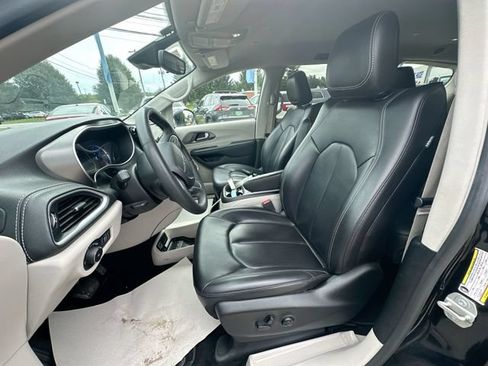 Used 2023 Chrysler Pacifica Touring-L FWD image 20