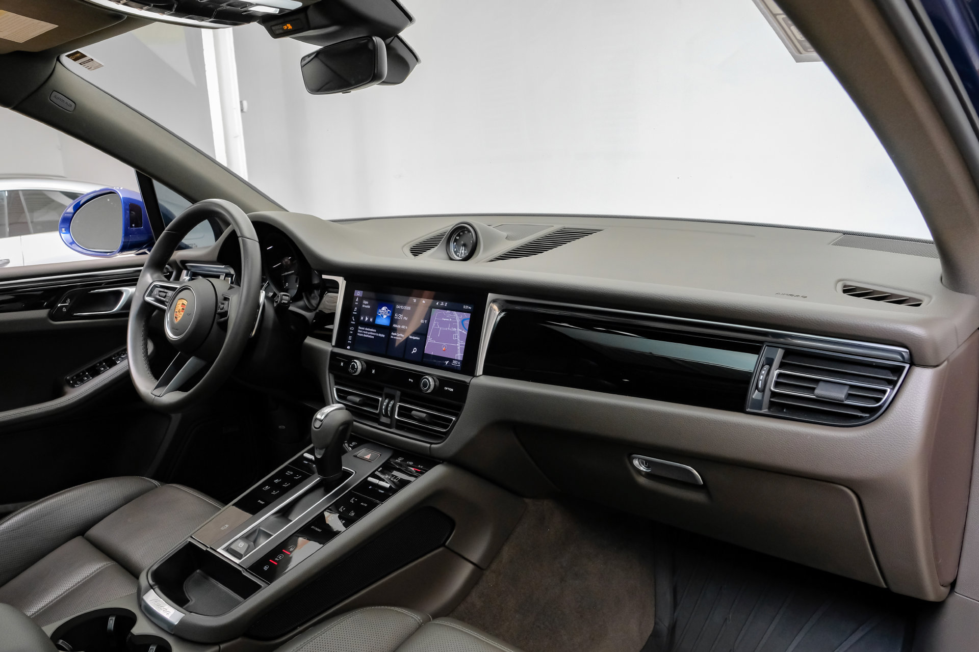 Used 2023 Porsche Macan Turbo AWD/4WD image 17