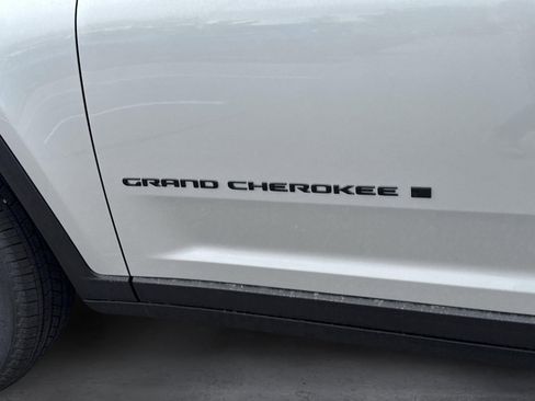 New 2025 Jeep Grand Cherokee L Altitude image 12