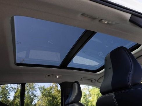 Used 2024 Volvo XC40 B5 Plus image 26