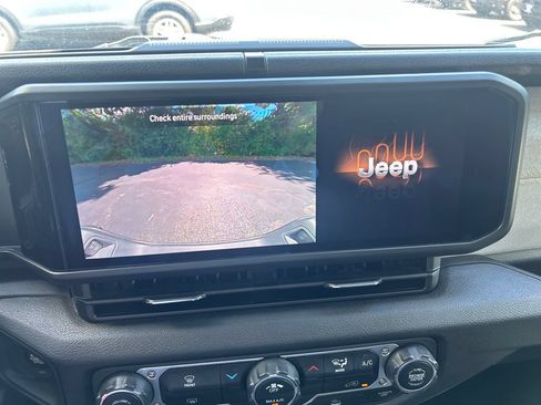 Used 2025 Jeep Gladiator Sport AWD/4WD image 24
