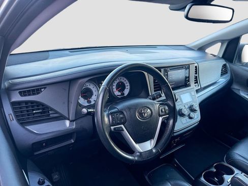 Used 2020 Toyota Sienna SE w/ Carpet Mat Package image 9