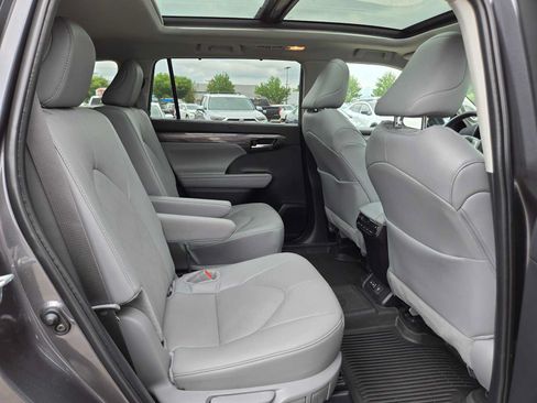 Certified 2025 Toyota Highlander Platinum AWD/4WD image 13