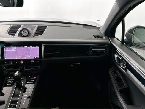 New 2026 Porsche Macan image 30