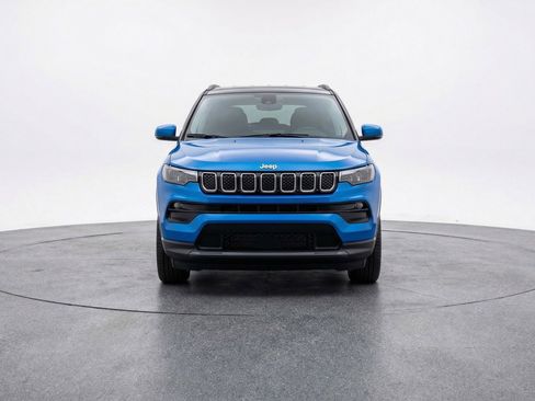 Used 2025 Jeep Compass Limited AWD/4WD image 2